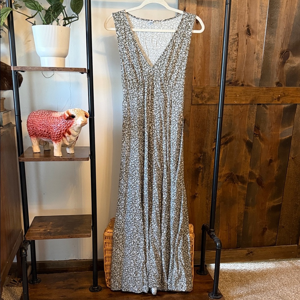 Sleeveless V-Neck Floral Maxi Dress in Olive Green